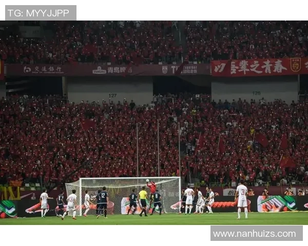 在绿茵场上沉思的足球明星与他们的发呆时光